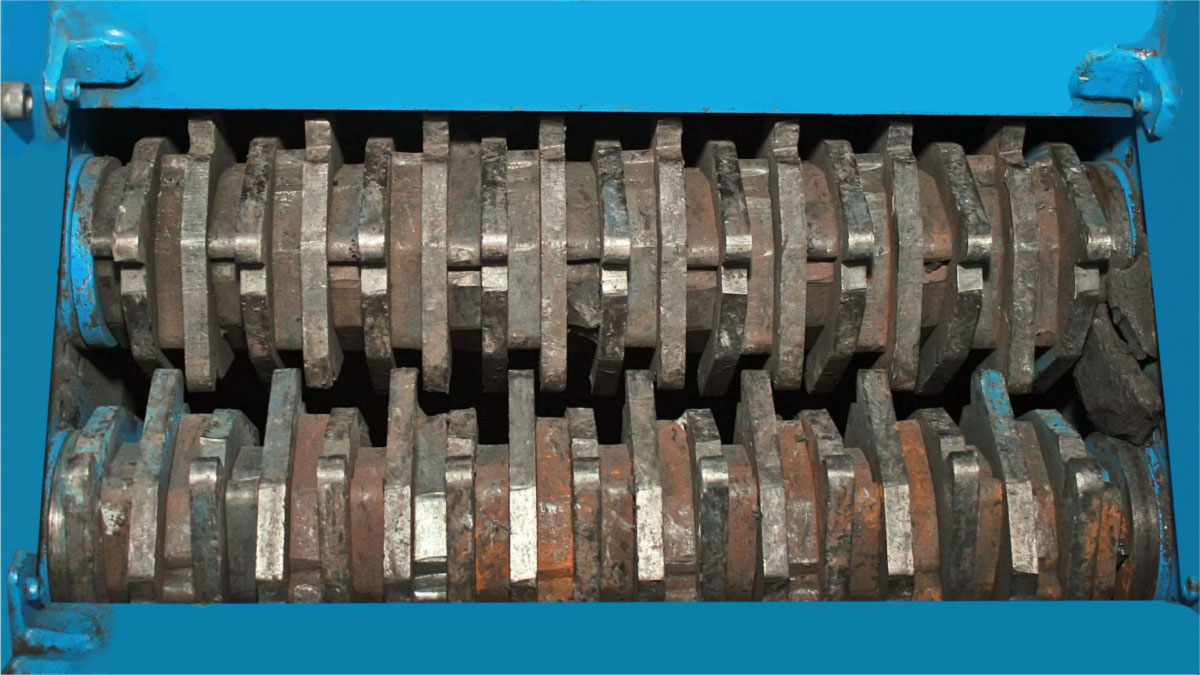 Toothed roll crusher